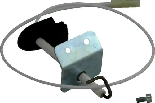 Zündelektrode von Wolf mit Kabeldurchführung und Kabel. Das Bauteil hat eine metallische Halterung und einen isolierenden Lackeinsatz. Ideal für Heizsysteme geeignet.